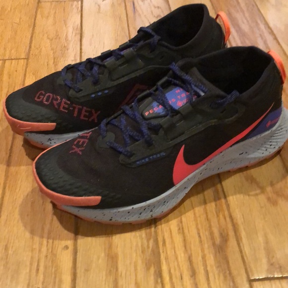 Women’s Nike Gore-Tex, athletic shoes, size 10 wore once - Picture 2 of 2
